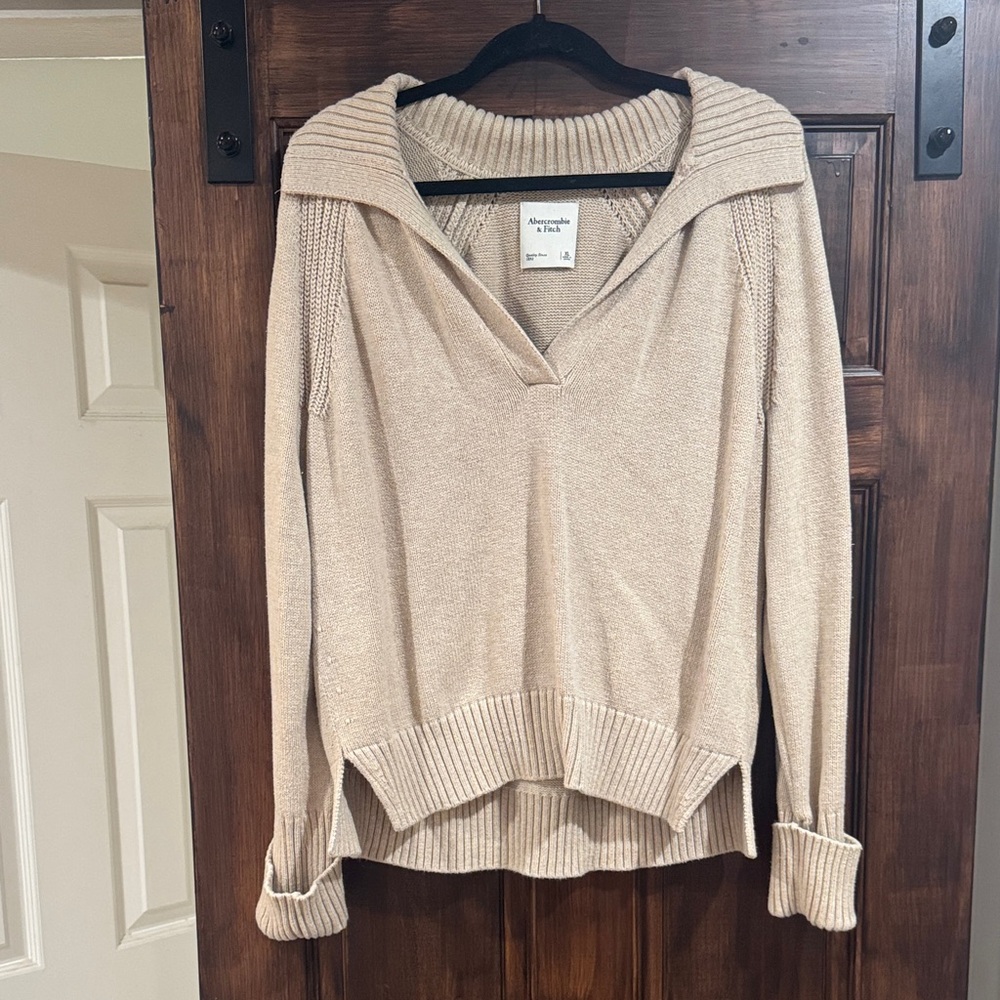 Abercrombie & Fitch Women's Cream V-Neck Sweater